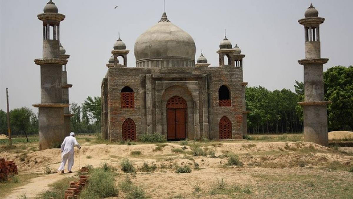 Taj Mahal tribute: Post Master builds replica for his Late Wife